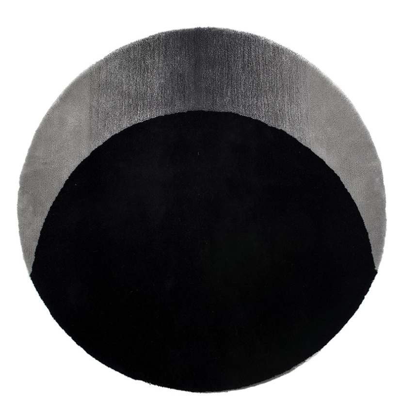 A mat in the form of a black hole to frighten guests