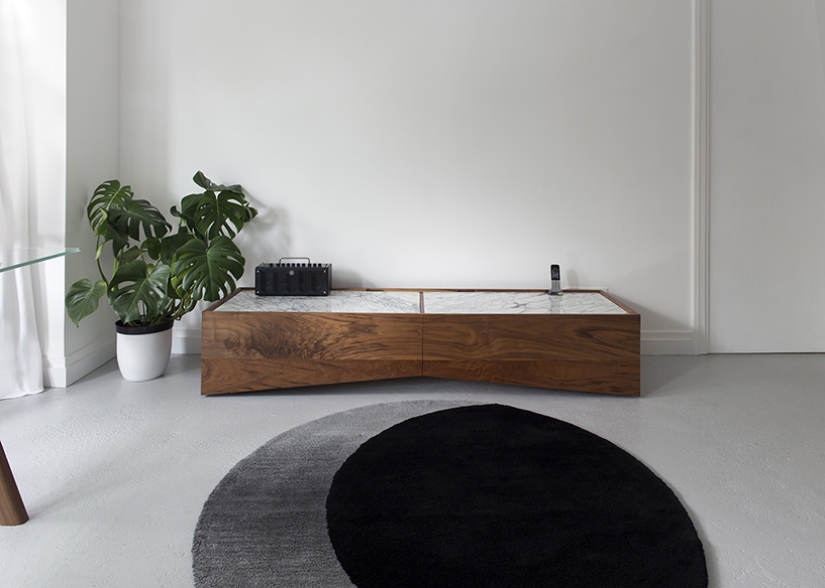 A mat in the form of a black hole to frighten guests