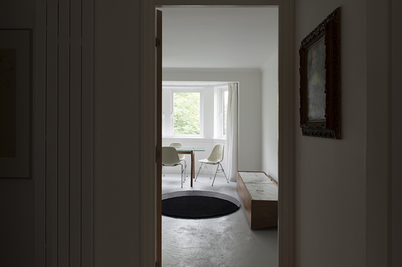 A mat in the form of a black hole to frighten guests