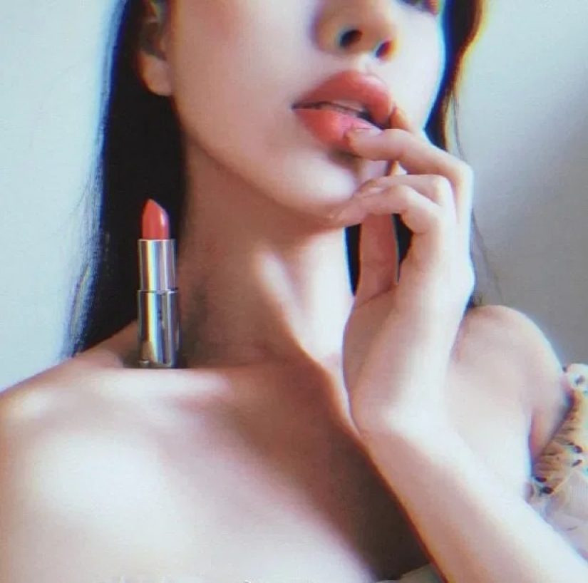A new craze in social networks: girls put lipstick on their collarbones to emphasize their thinness