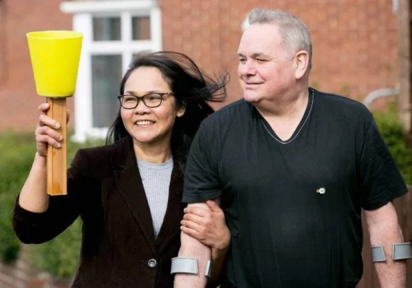 A new leg with her own hands: a woman made a prosthesis for her husband from improvised materials