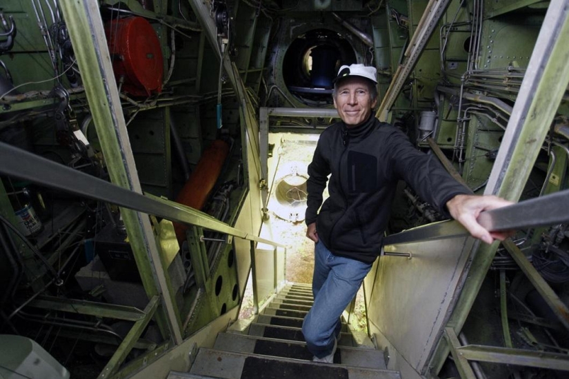 A pensioner built himself a house in the middle of the forest from a Boeing 727 plane