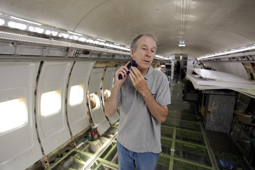 A pensioner built himself a house in the middle of the forest from a Boeing 727 plane