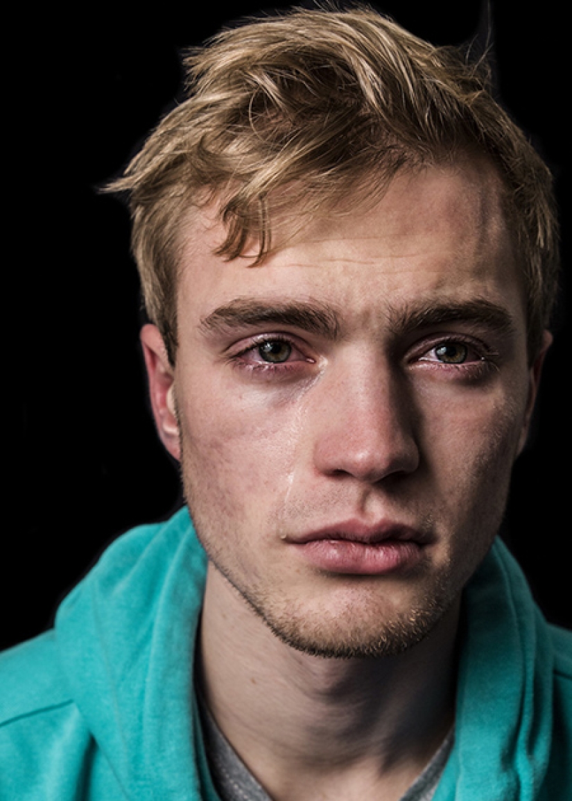 A photo project about crying men, destroying well-known stereotypes