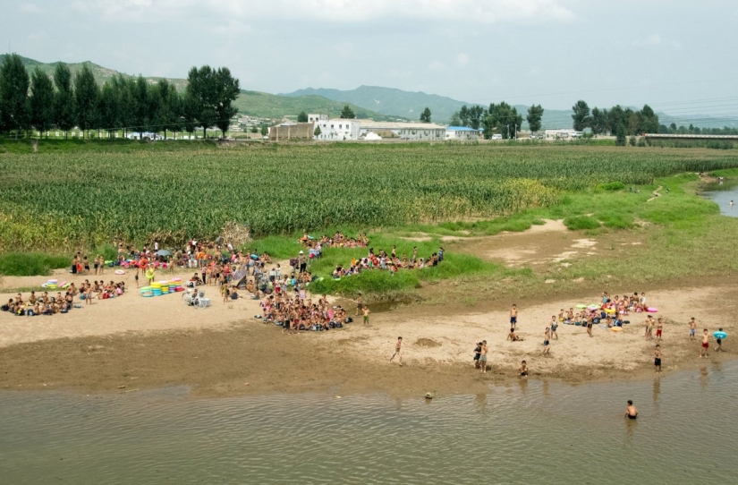 A photographer took depressing images from the lives of ordinary people in North Korea on his phone