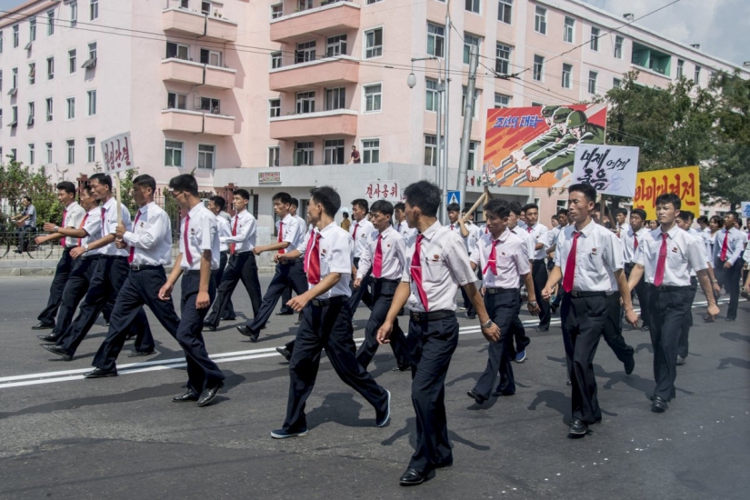 A photographer took depressing images from the lives of ordinary people in North Korea on his phone