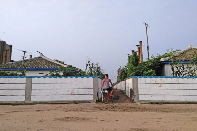 A photographer took depressing images from the lives of ordinary people in North Korea on his phone