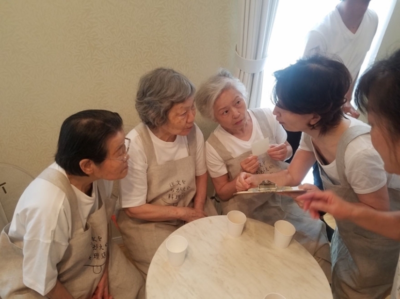 A restaurant has opened in Tokyo, where you are guaranteed to get your order mixed up