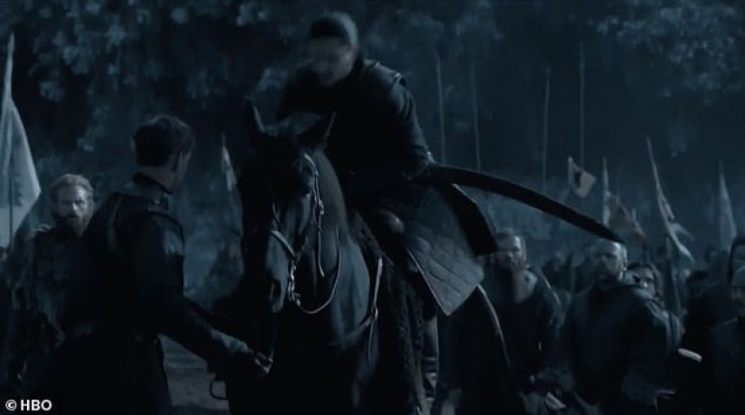 A rubber sword and a peasant in jeans: more and more movie clips are being found in Game of Thrones