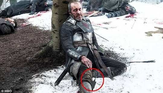 A rubber sword and a peasant in jeans: more and more movie clips are being found in Game of Thrones A rubber sword and a peasant in jeans: more and more movie clips are being found in Game of Thrones