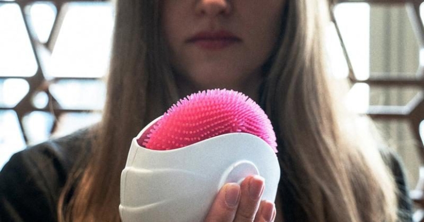 A Russian woman has come up with a mechanical "cat's tongue" that will replace taking a shower or a bath