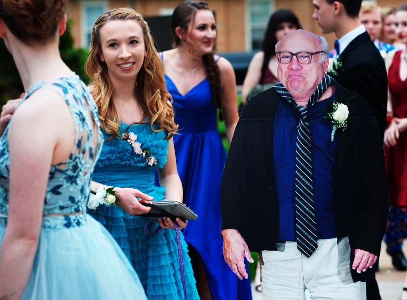 A schoolgirl came to the prom with a cardboard Danny Devito, the actor appreciated and sent a response.