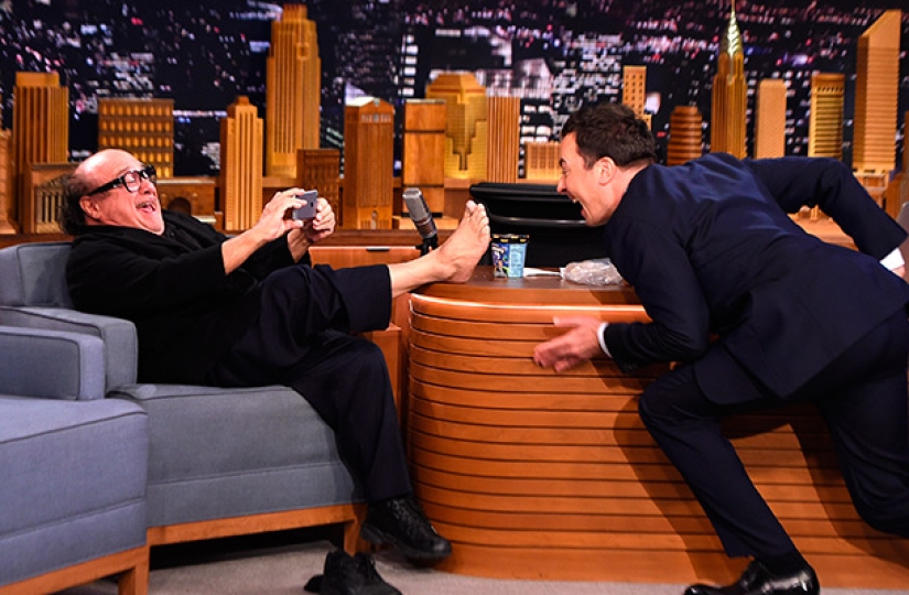 A schoolgirl came to the prom with a cardboard Danny Devito, the actor appreciated and sent a response.