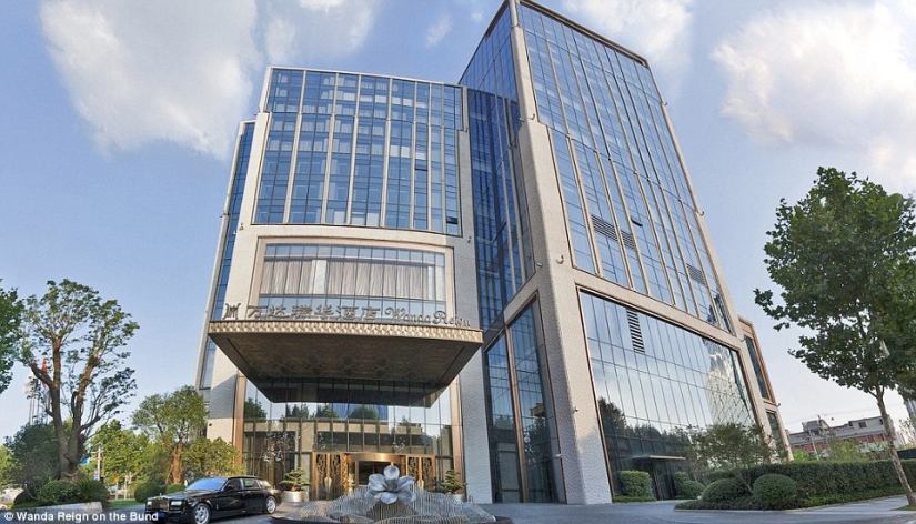 A seven-star hotel in China, where luxury is rushing out of all the cracks A seven-star hotel in China, where luxury is rushing out of all the cracks