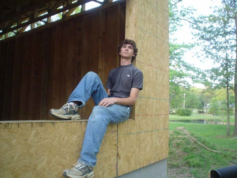 A single mother built a house with her children, following video instructions on YouTube