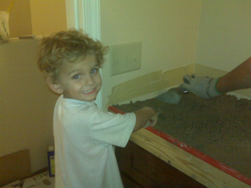 A single mother built a house with her children, following video instructions on YouTube