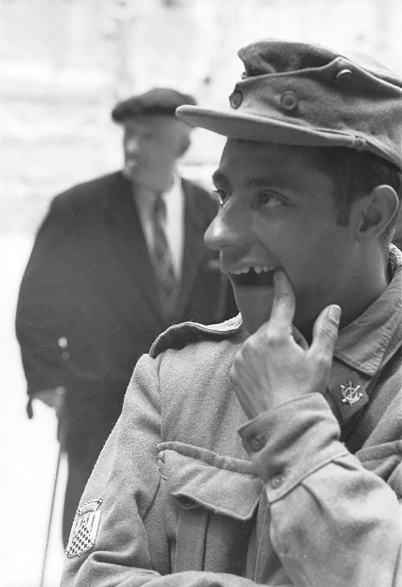 A tourist bought an envelope at a flea market, where he found negatives from an unknown genius A tourist bought an envelope at a flea market, where he found negatives from an unknown genius