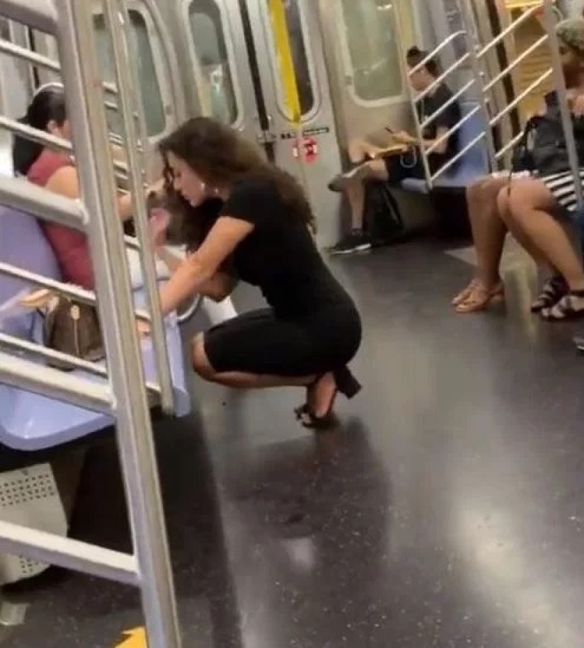 A trip with a peppercorn: a girl took a sexy selfie in front of subway passengers A trip with a peppercorn: a girl took a sexy selfie in front of subway passengers