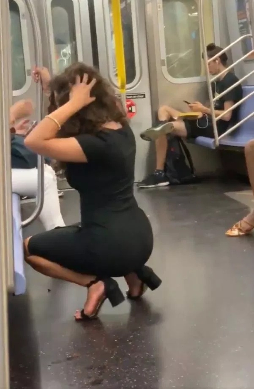 A trip with a peppercorn: a girl took a sexy selfie in front of subway passengers A trip with a peppercorn: a girl took a sexy selfie in front of subway passengers