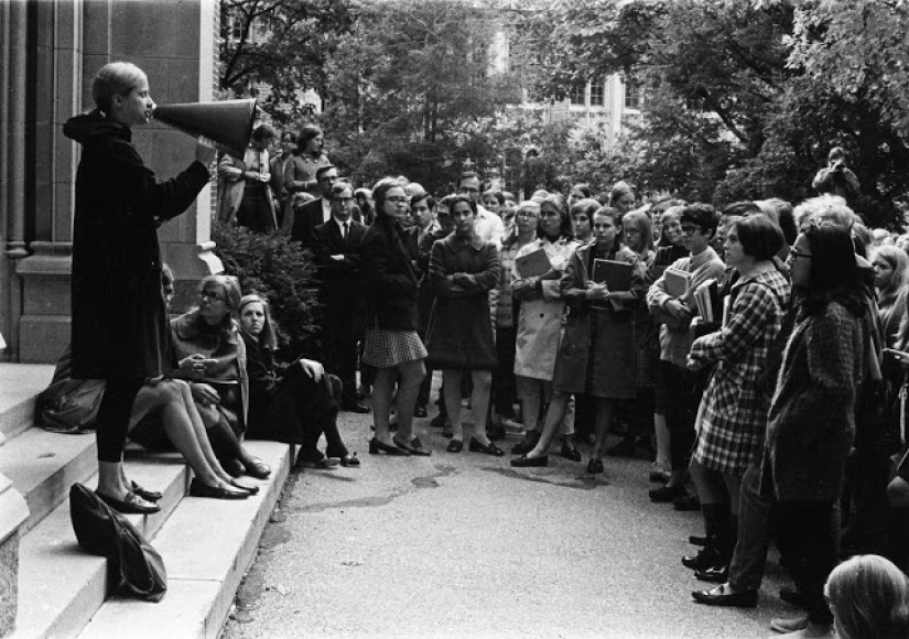 A typical hippie or a student of an elite university? 20 rare photos of a young and young Hillary Clinton
