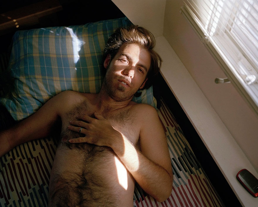 A woman told about her husband's depression in a series of poignant photos A woman told about her husband's depression in a series of poignant photos