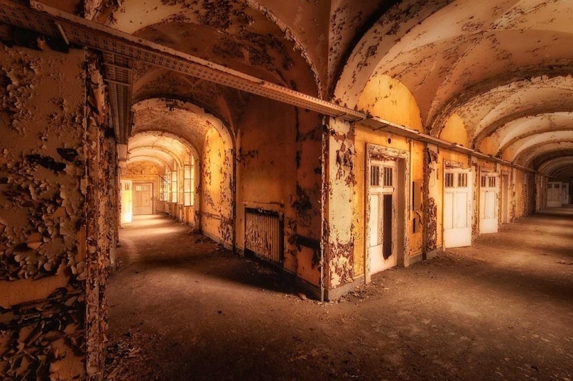 Abandoned places in Vincent Jansen's photographs