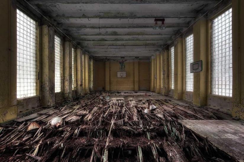Abandoned places in Vincent Jansen's photographs