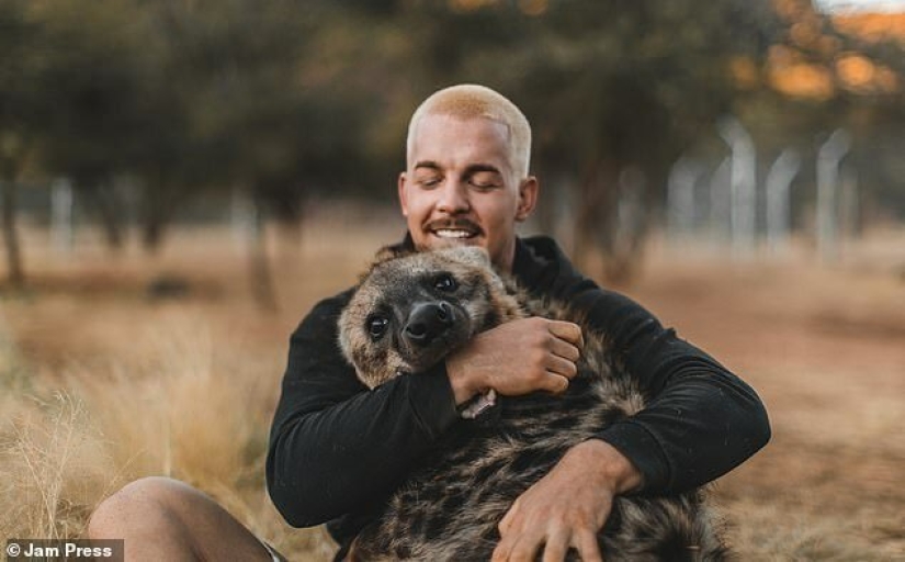 Abrazando a los Leones: Dean Schneider, el financiero suizo que renunció a todo y se fue a África Abrazando a los Leones: Dean Schneider, el financiero suizo que renunció a todo y se fue a África