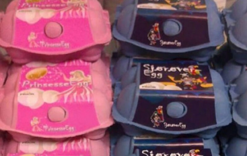 Absurdo de las mujeres y de los hombres de los productos en los estantes