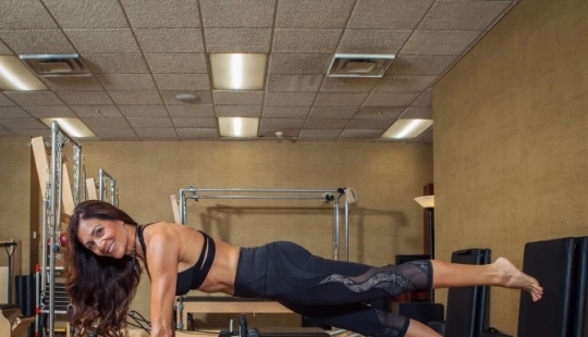 Abuela con granos de pimienta: una esbelta mujer estadounidense es confundida con la hermana de su hija Abuela con granos de pimienta: una esbelta mujer estadounidense es confundida con la hermana de su hija