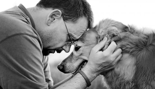 Adiós para siempre: el fotógrafo captura el último momento de amor entre el dueño y el perro antes de la eutanasia