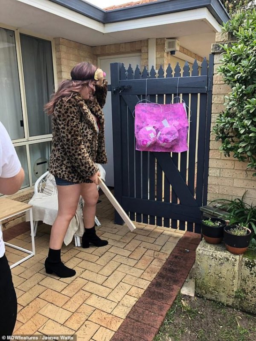 Adiós, tetas! Las chicas organizaron una fiesta para una amiga a la que le extirparon los senos debido a la amenaza de cáncer