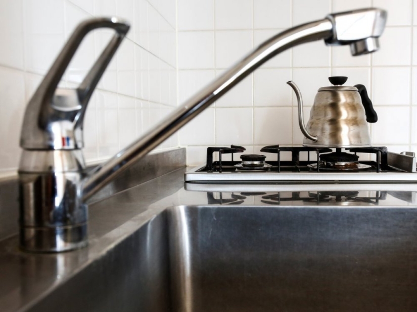 Al menos la pelota está rodando: apartamentos dolorosamente vacíos de minimalistas japoneses Al menos la pelota está rodando: apartamentos dolorosamente vacíos de minimalistas japoneses