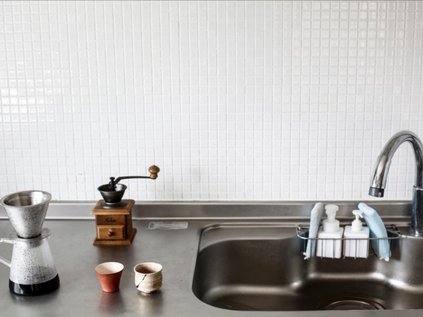 Al menos la pelota está rodando: apartamentos dolorosamente vacíos de minimalistas japoneses Al menos la pelota está rodando: apartamentos dolorosamente vacíos de minimalistas japoneses