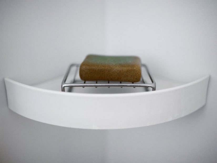 Al menos la pelota está rodando: apartamentos dolorosamente vacíos de minimalistas japoneses Al menos la pelota está rodando: apartamentos dolorosamente vacíos de minimalistas japoneses