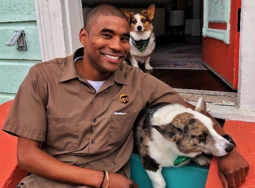 Al mensajero le encanta su trabajo. Todo porque se le permite apretar los perros de otras personas Al mensajero le encanta su trabajo. Todo porque se le permite apretar los perros de otras personas