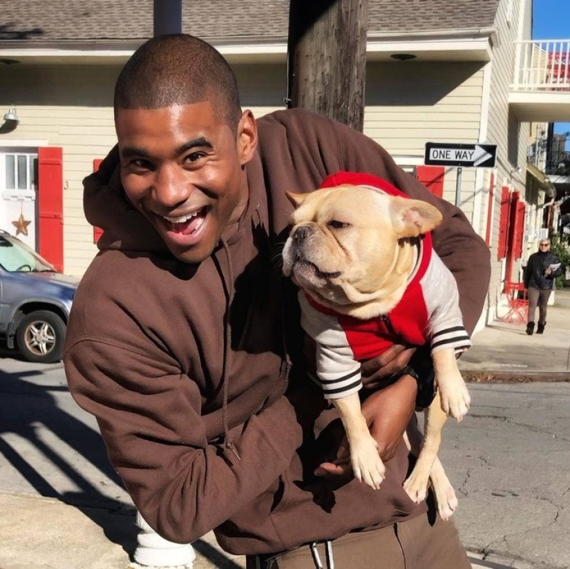 Al mensajero le encanta su trabajo. Todo porque se le permite apretar los perros de otras personas Al mensajero le encanta su trabajo. Todo porque se le permite apretar los perros de otras personas