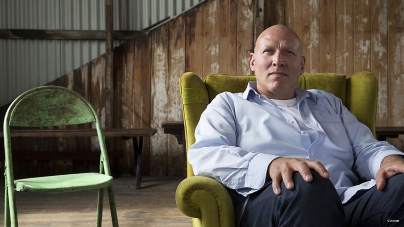 Alcohólico o millonario? 6 fotógrafos tomaron fotos del mismo hombre Alcohólico o millonario? 6 fotógrafos tomaron fotos del mismo hombre