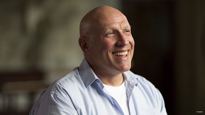 Alcohólico o millonario? 6 fotógrafos tomaron fotos del mismo hombre Alcohólico o millonario? 6 fotógrafos tomaron fotos del mismo hombre