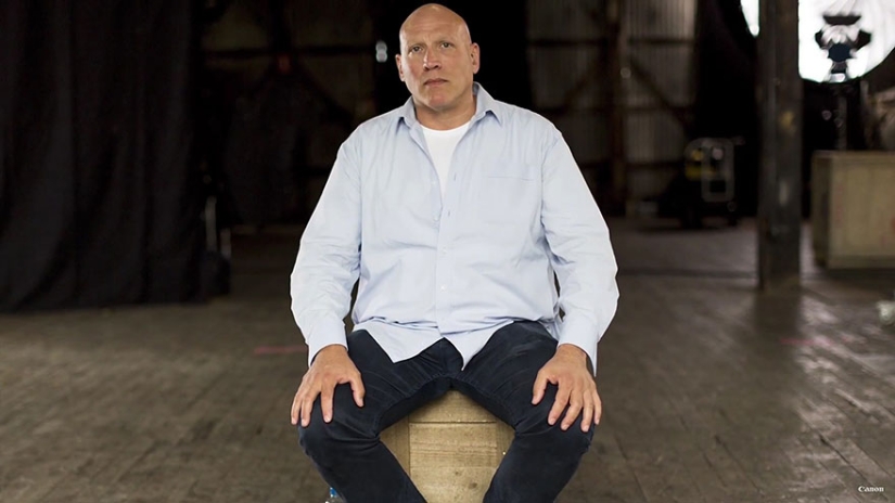 Alcohólico o millonario? 6 fotógrafos tomaron fotos del mismo hombre Alcohólico o millonario? 6 fotógrafos tomaron fotos del mismo hombre