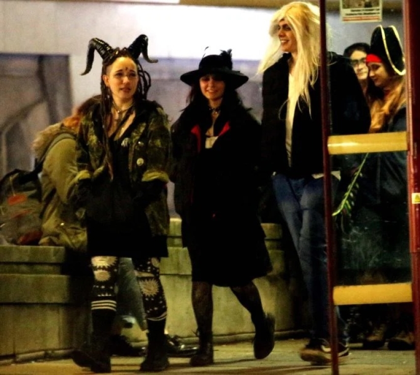 Alcohol o muerte: estudiantes británicos celebraron violentamente Halloween en fiestas temáticas