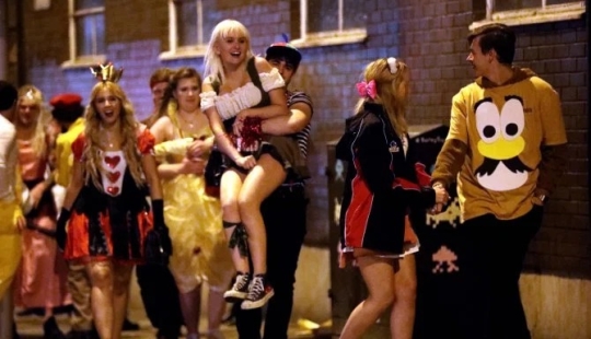 Alcohol or death: British students violently celebrated Halloween at themed parties Alcohol or death: British students violently celebrated Halloween at themed parties