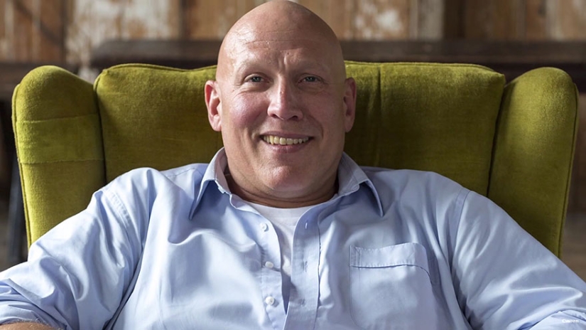 Alcoholic or millionaire? 6 photographers took pictures of the same man Alcoholic or millionaire? 6 photographers took pictures of the same man