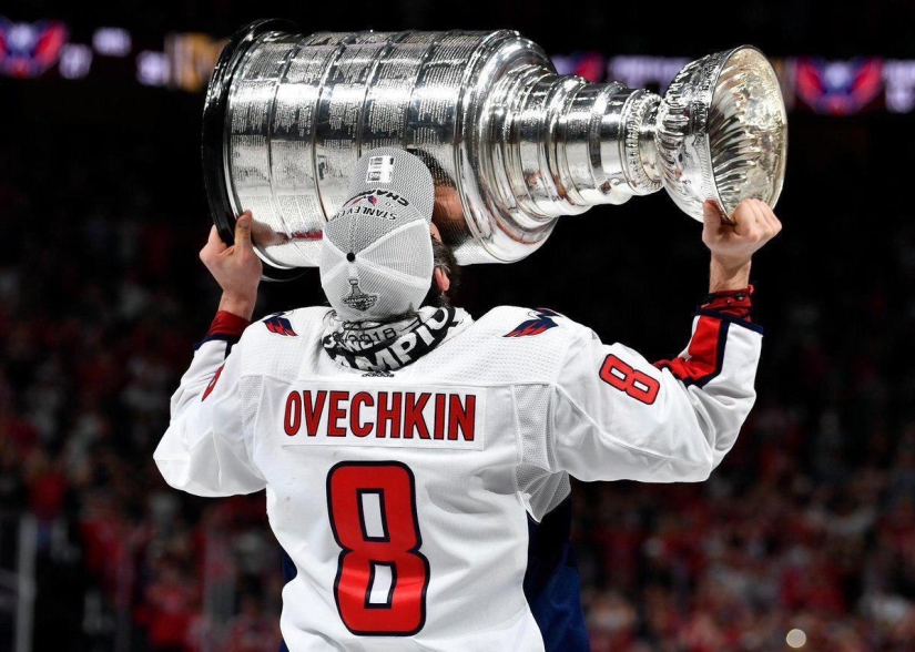 Alexander Ovechkin finalmente ha ganado la Copa Stanley! Alexander Ovechkin finalmente ha ganado la Copa Stanley!