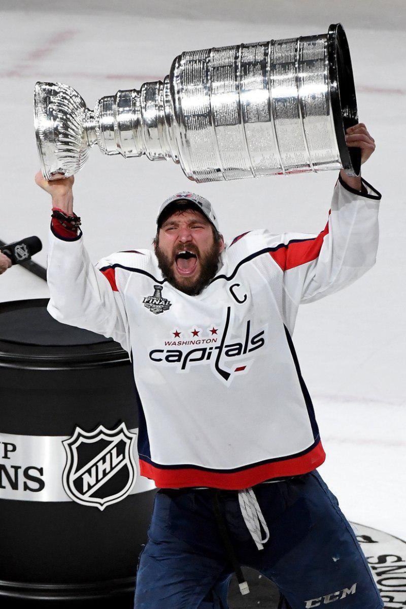 Alexander Ovechkin finalmente ha ganado la Copa Stanley! Alexander Ovechkin finalmente ha ganado la Copa Stanley!