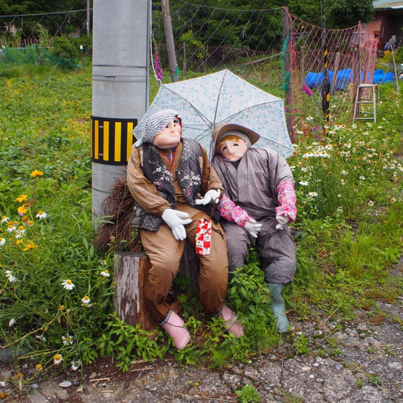 Almas muertas: el artista "pobló" el pueblo desierto con muñecas