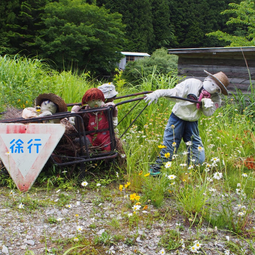 Almas muertas: el artista "pobló" el pueblo desierto con muñecas