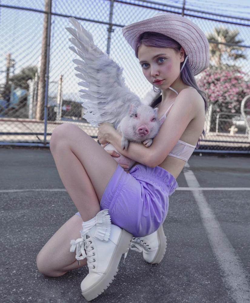 Alternate reality Elena Sadlinki: brain-breaking selfie, thought provoking Alternate reality Elena Sadlinki: brain-breaking selfie, thought provoking