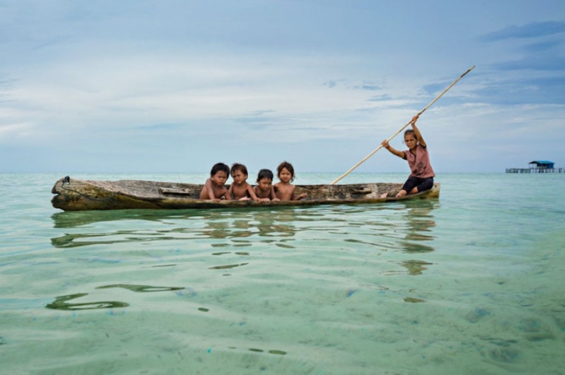 Amazing life of sea gypsies from the island of Borneo Amazing life of sea gypsies from the island of Borneo