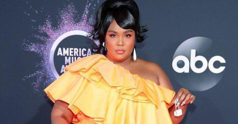 American singer Lizzo made a splash with her handbag and spawned a new meme